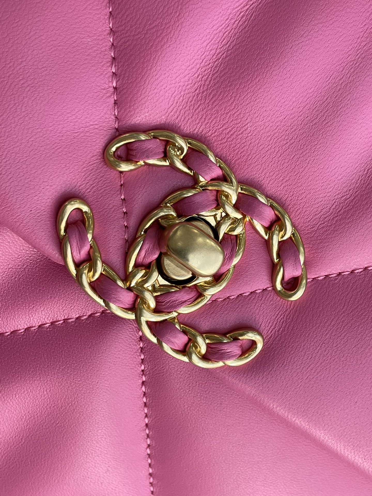 19 フラップバッグ 26 ピンク ラムスキン