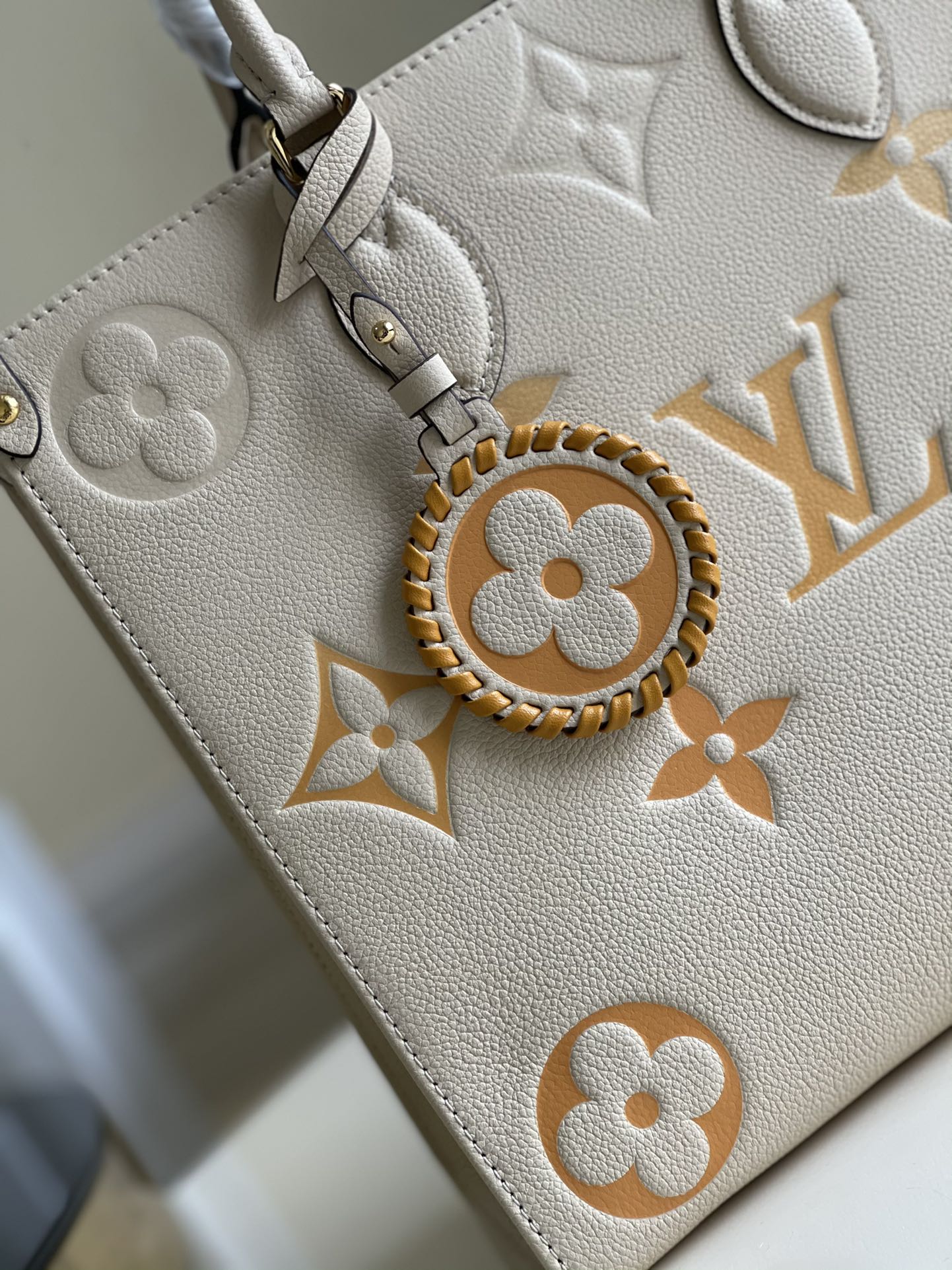 LV オンザゴー MM 35 クリーム カウハイドレザートリム