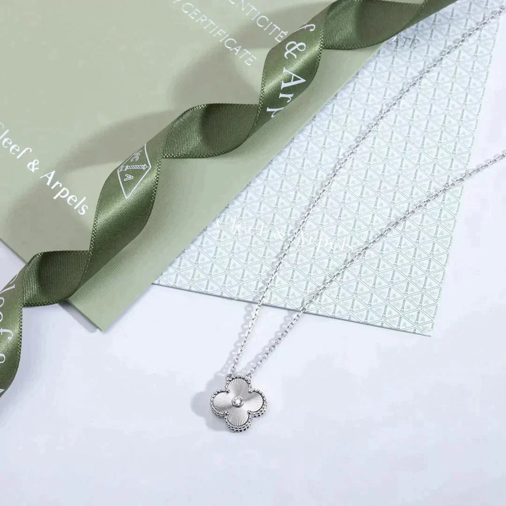 [⭐JeweliWhal]CLOVER  15MM DIAMOND LASER NECKLACE SILVER