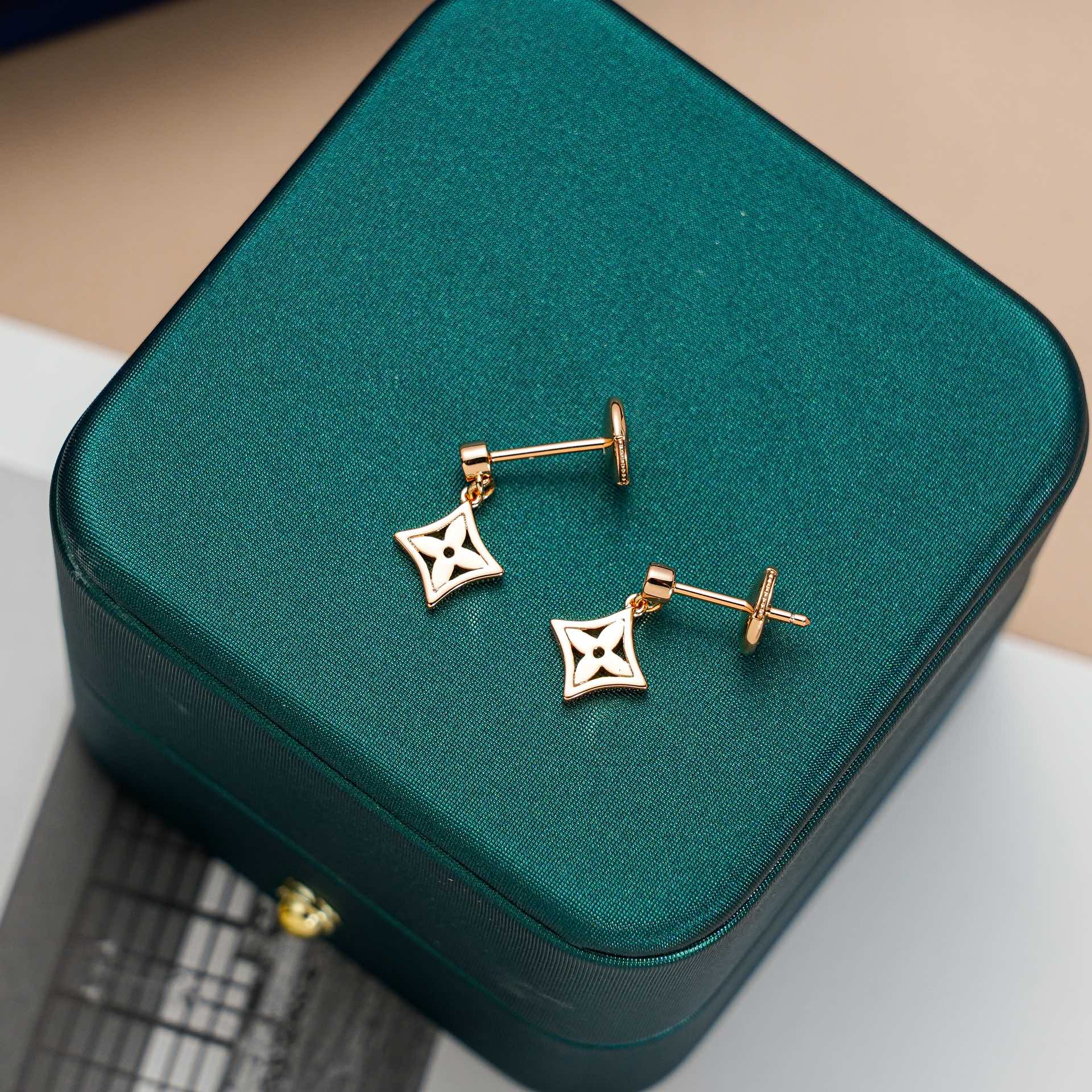 [⭐JeweliWhal]STAR EARRINGS GOLD