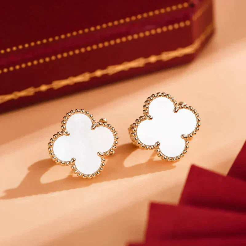 [⭐JeweliWhal]CLOVER MEDIUM 1 MOTIFS  WHITE MOP STUD EARRINGS