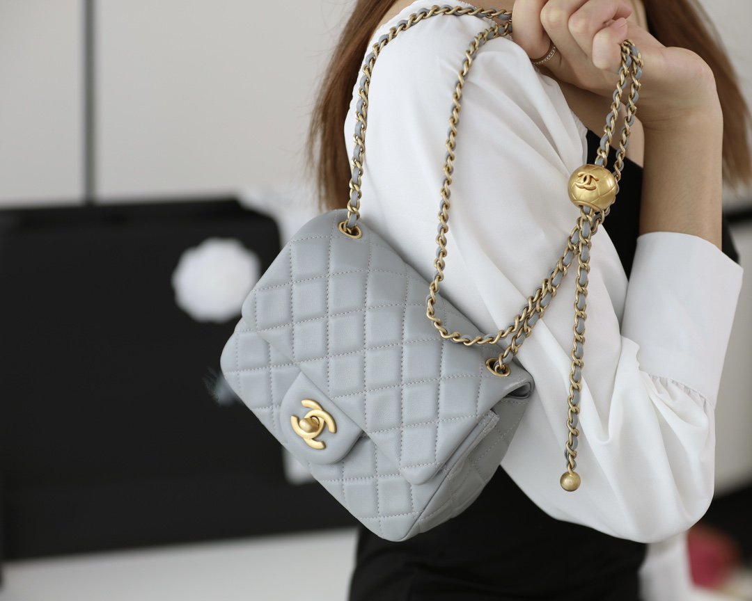 フラップバッグ 17cm グレー ラムスキン ゴールド金具