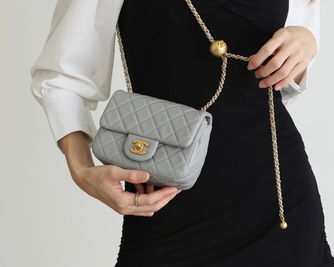 フラップバッグ 17cm グレー ラムスキン ゴールド金具