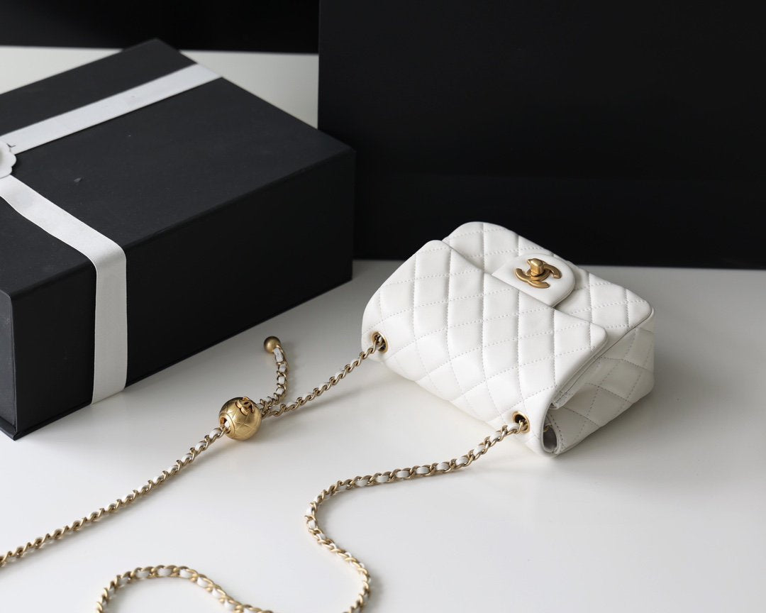 フラップバッグ 17cm ホワイトラムスキン ゴールド金具