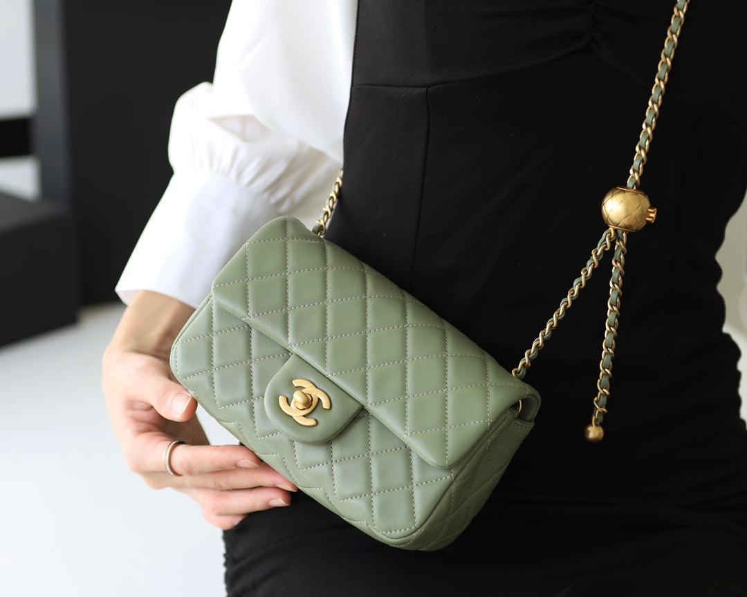 フラップバッグ 20cm カーキ ラムスキン ゴールド金具