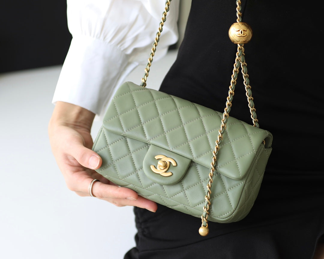 フラップバッグ 20cm カーキ ラムスキン ゴールド金具