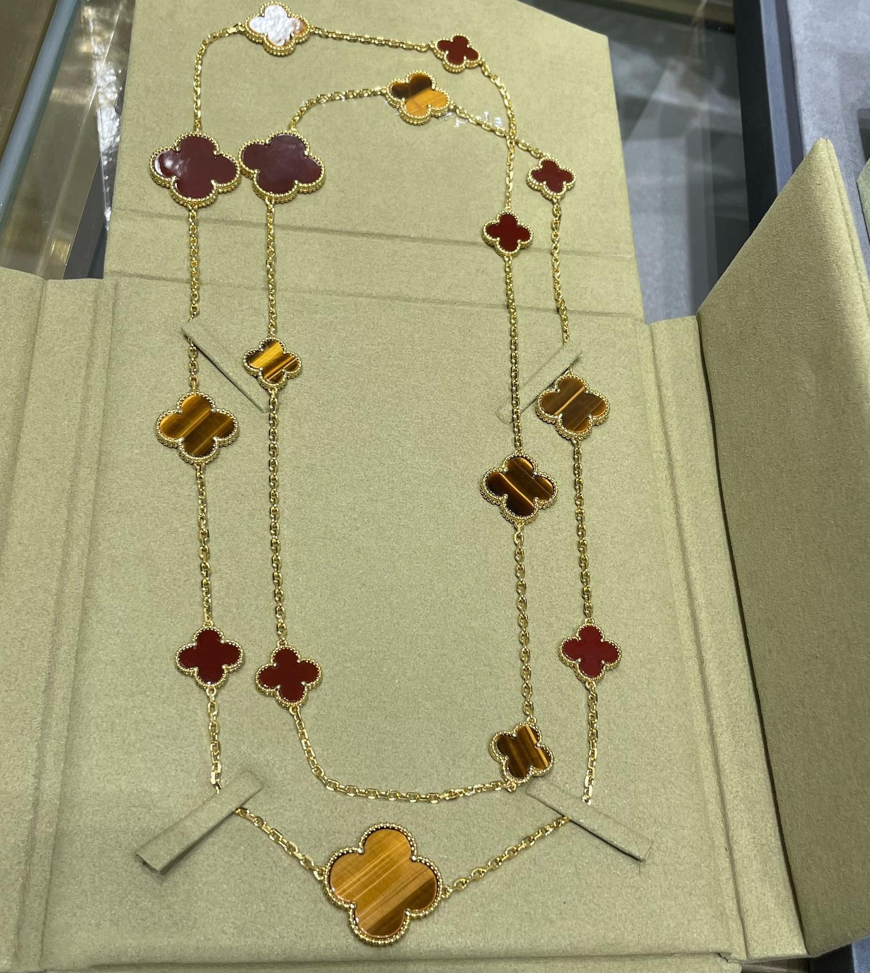 [⭐JeweliWhal]CLOVER 16 MOTIF CARNELIAN TIGER EYE ROSE GOLD NECKLACE
