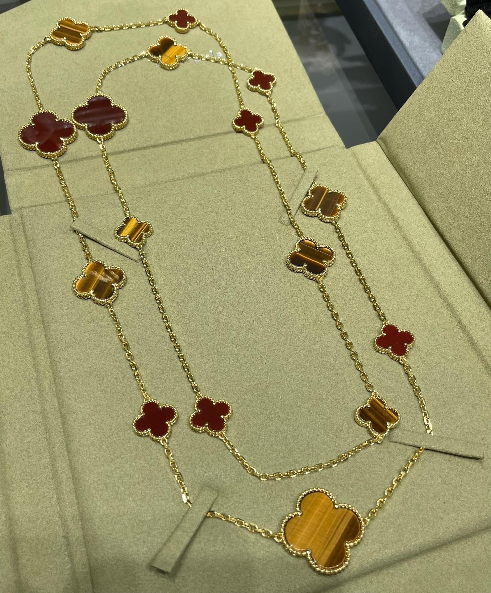 [⭐JeweliWhal]CLOVER 16 MOTIF CARNELIAN TIGER EYE ROSE GOLD NECKLACE