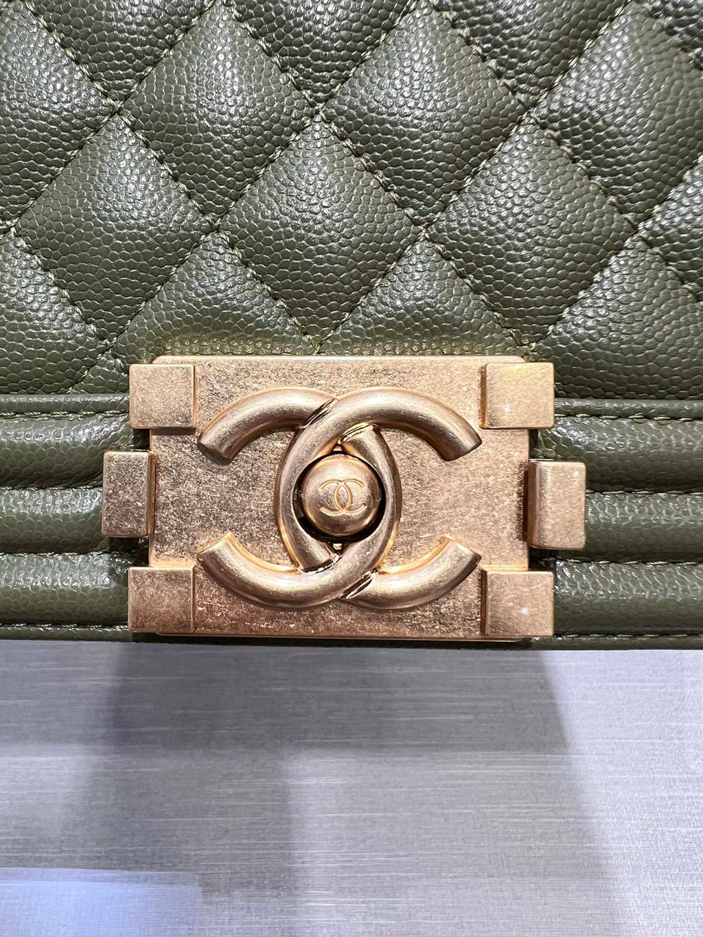 ボーイズバッグ ミディアム 25 カーキ キャビア ゴールド金具