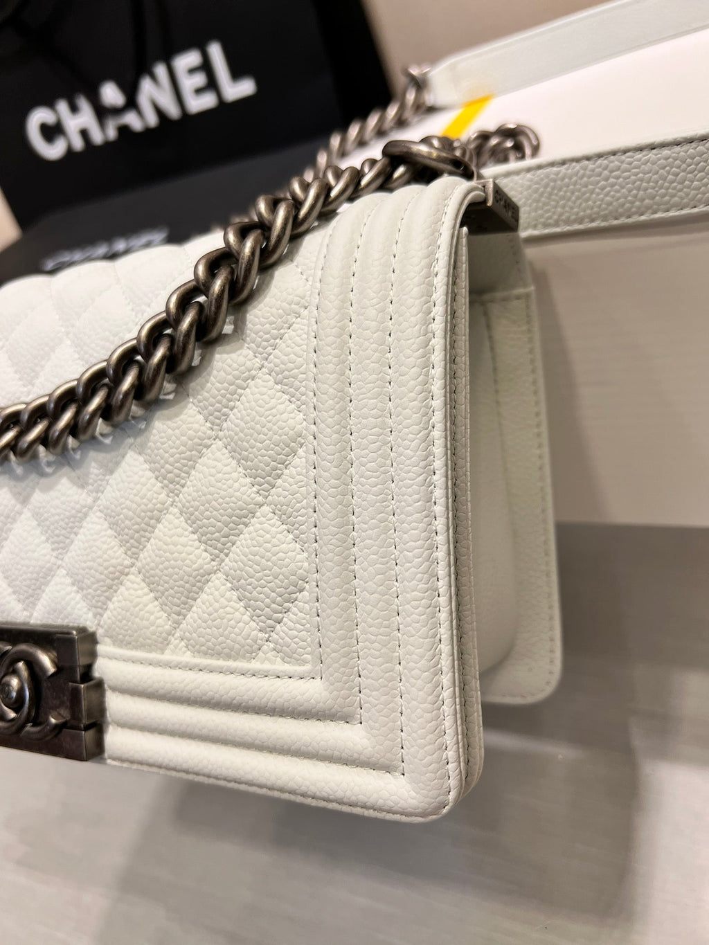 ボーイズバッグ ミディアム 25 ホワイトキャビア ルテニウムハードウェア