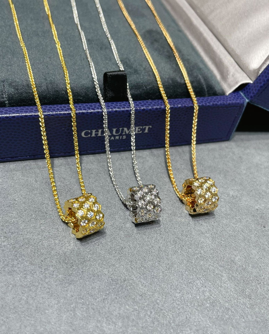 [⭐JeweliWhal]BEE LOVE DIAMOND PAVED 3 ROW NECKLACE