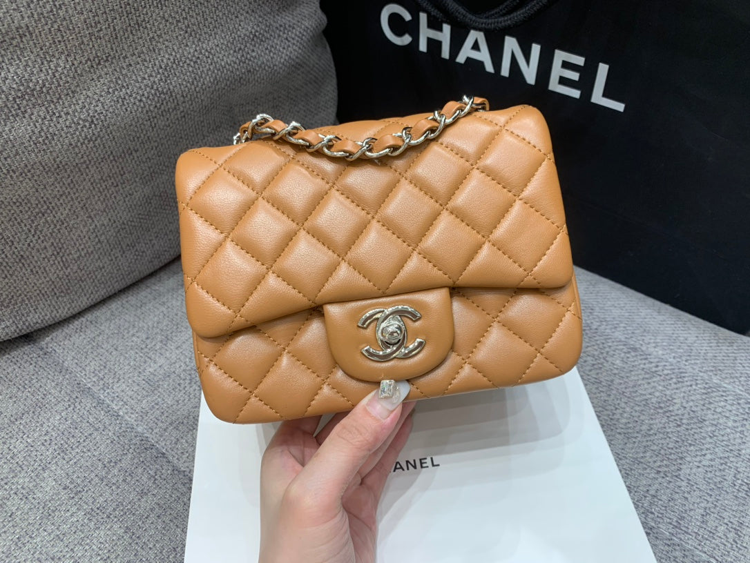 ミニスクエアフラップバッグ 17cm ブラウンラムスキン シルバー金具