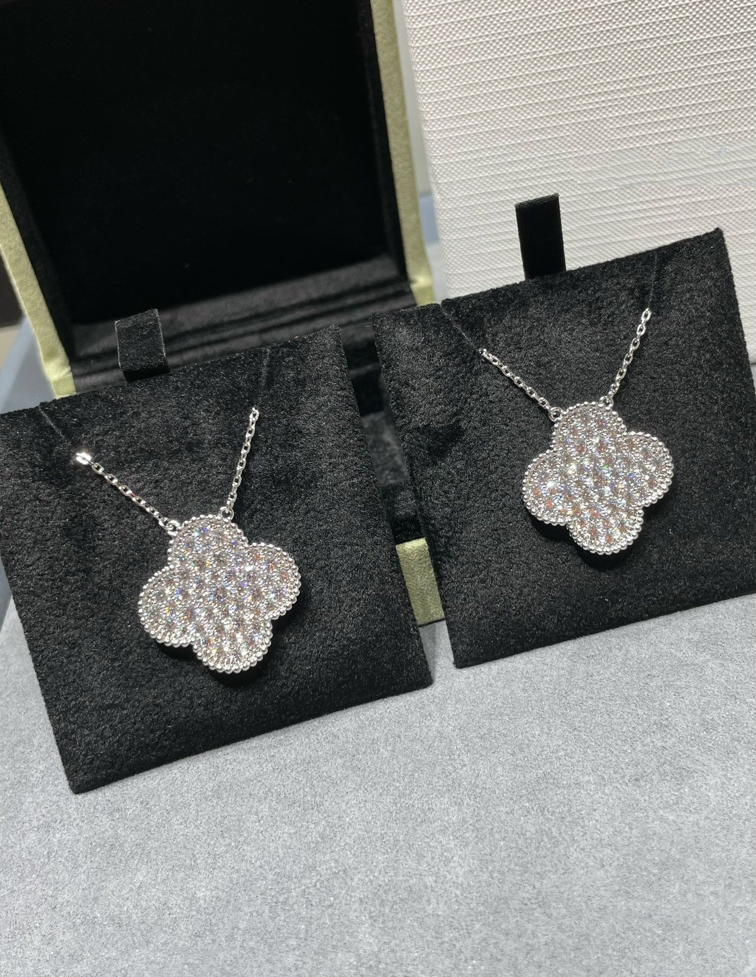 [⭐JeweliWhal]CLOVER 25MM LARGE PENDANT DIAMOND PAVED SILVER NECKLACE