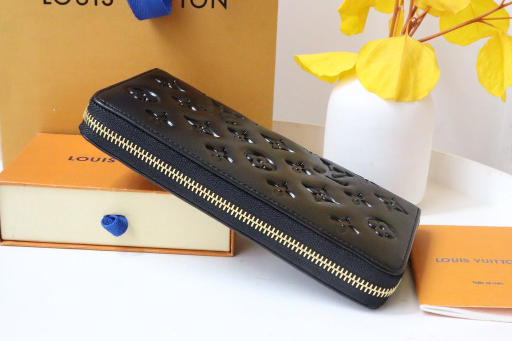 ジッピーウォレット 19 ブラック エンボス加工 ラムスキン