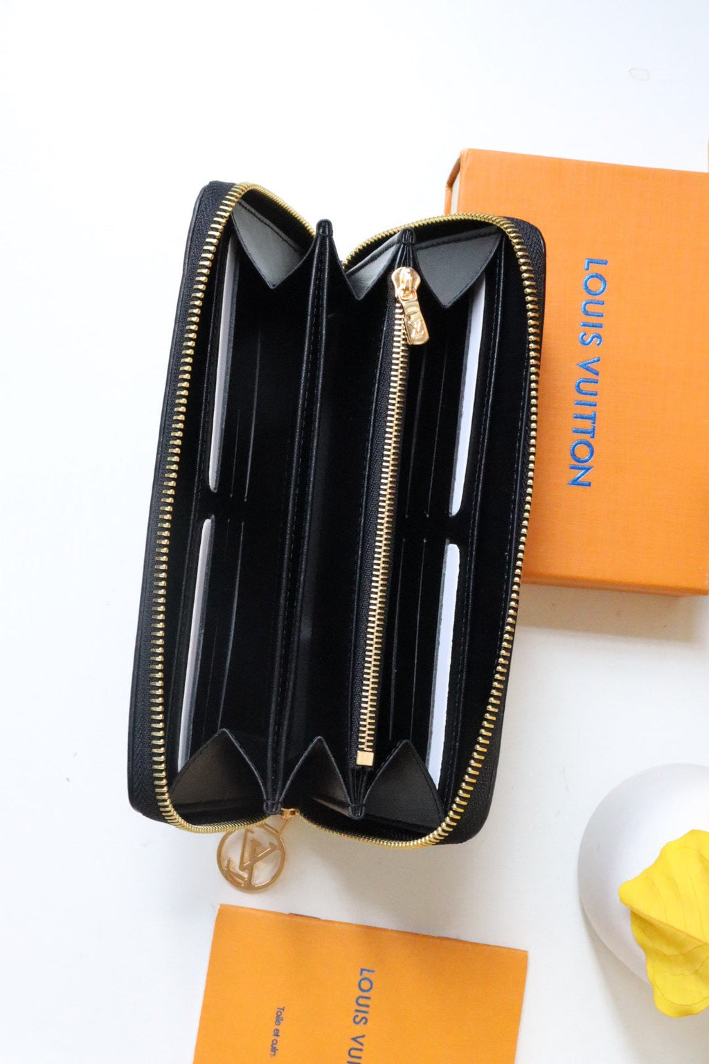 ジッピーウォレット 19 ブラック エンボス加工 ラムスキン