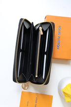 ジッピーウォレット 19 ブラック エンボス加工 ラムスキン