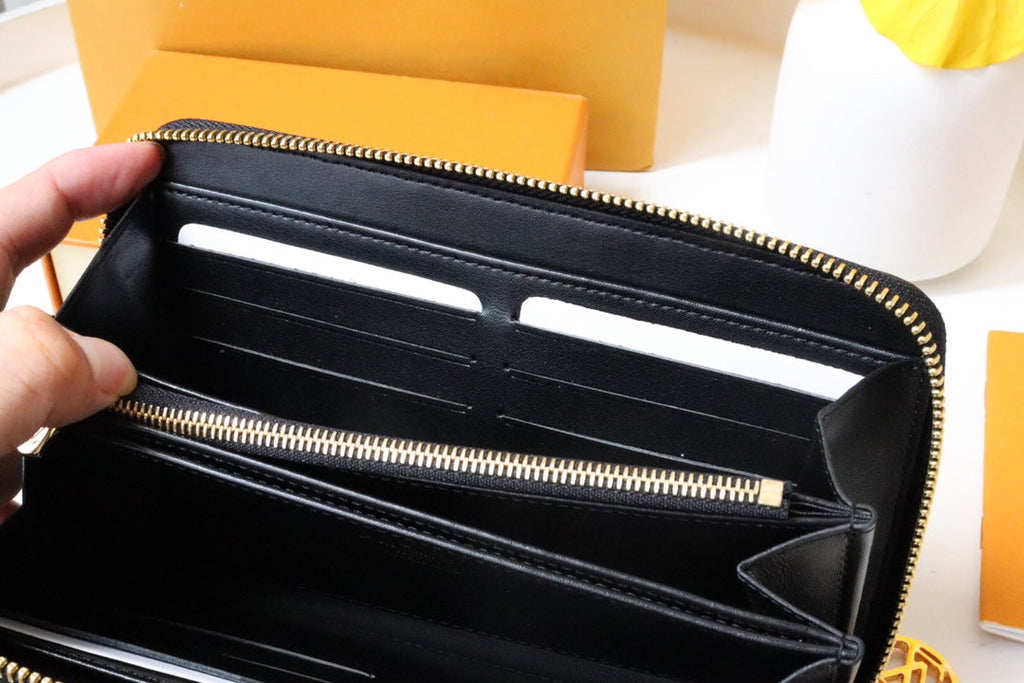 ジッピーウォレット 19 ブラック エンボス加工 ラムスキン