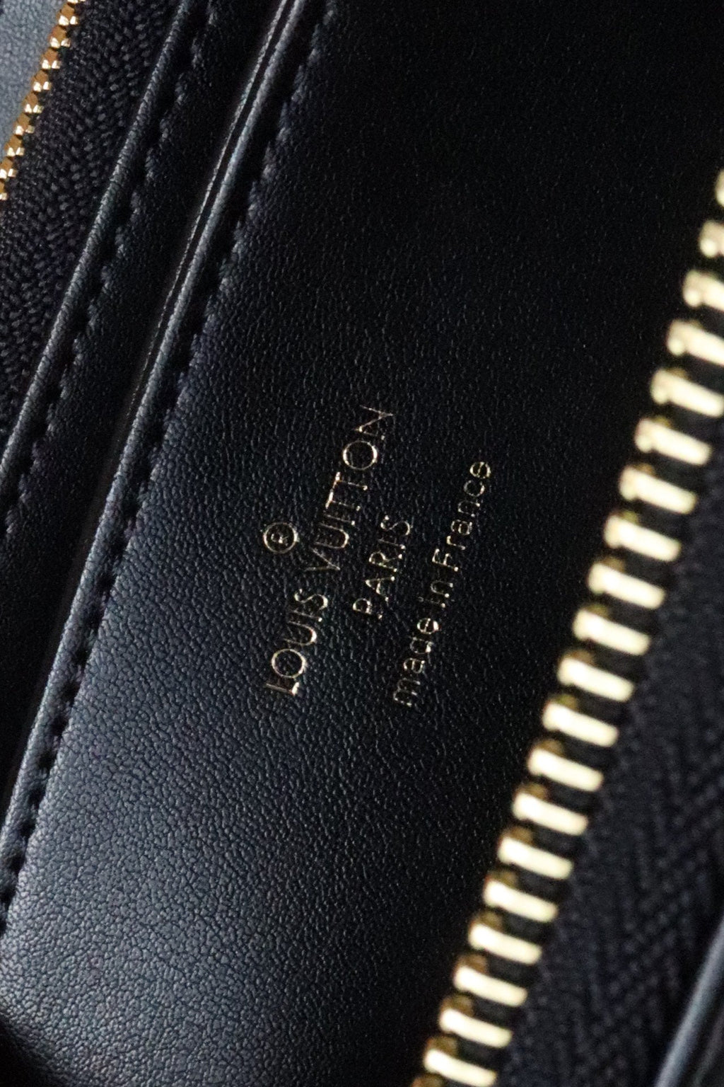 ジッピーウォレット 19 ブラック エンボス加工 ラムスキン