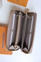 ジッピーウォレット 19 ベージュ エンボス加工 ラムスキン