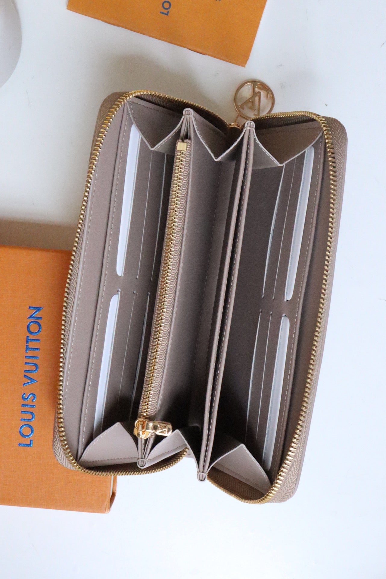 ジッピーウォレット 19 ベージュ エンボス加工 ラムスキン