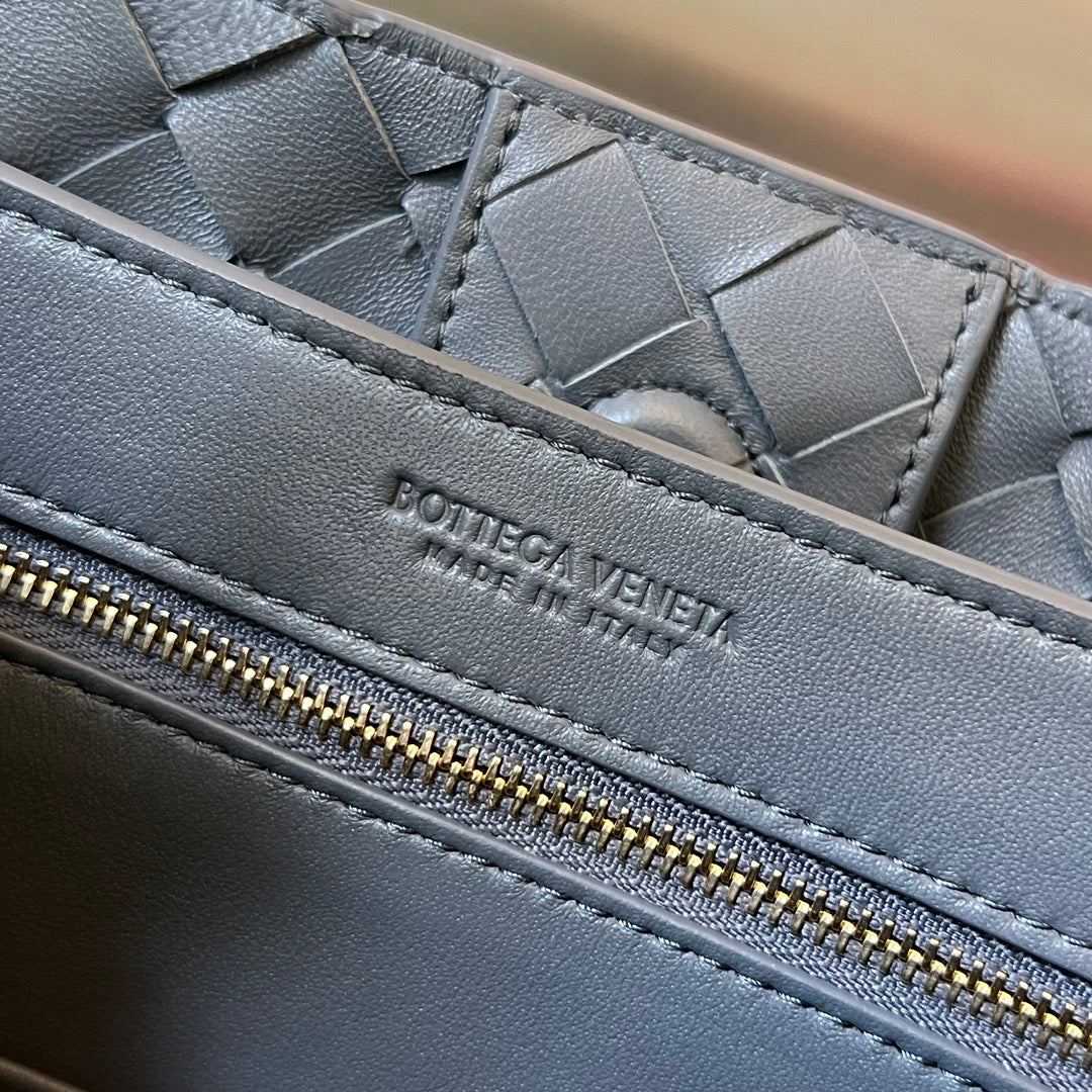 BV スモール アンダモ 25cm ダークグレー ラムスキン