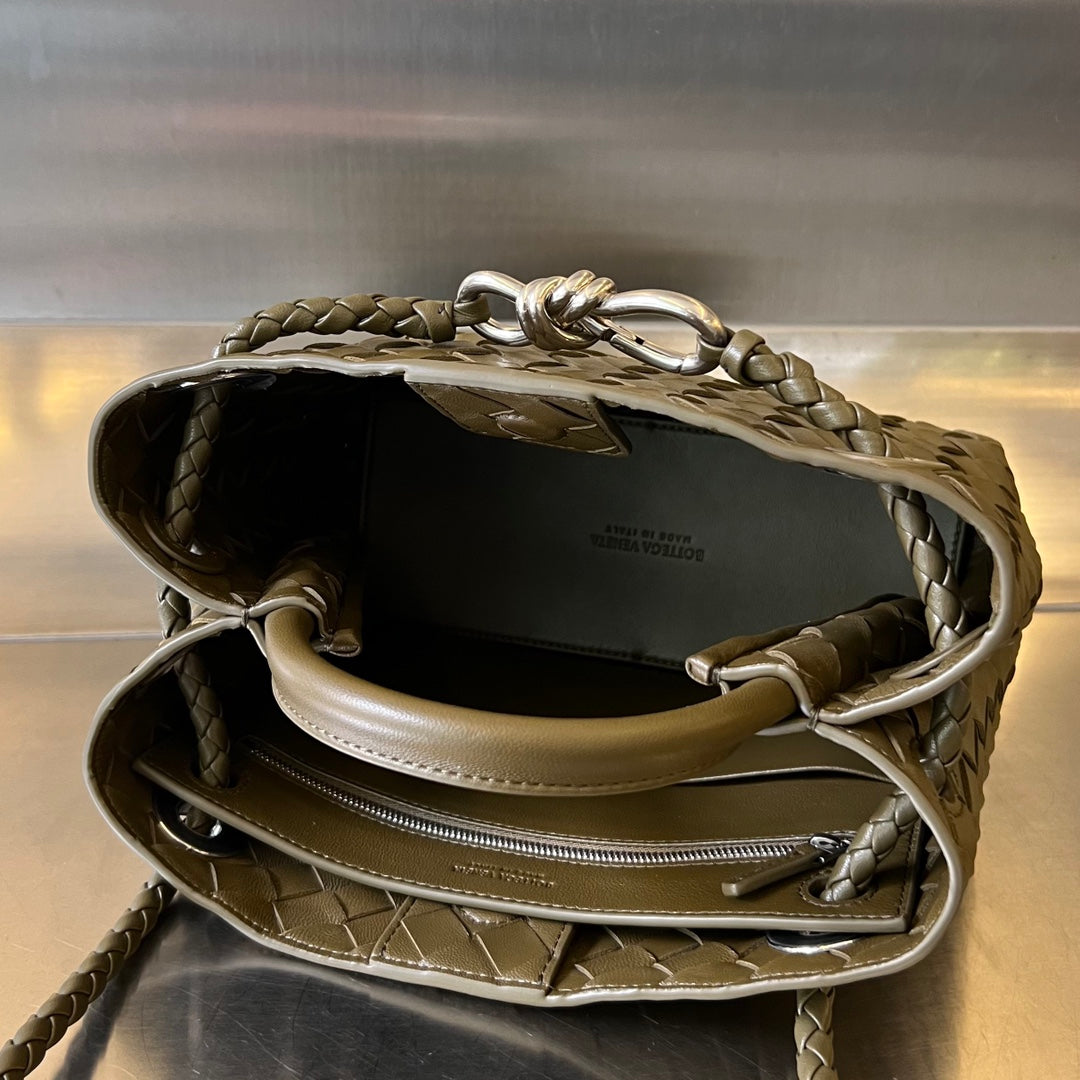 BV スモール アンダモ 25cm ダークオリーブ ラムスキン