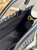 CD ミディアム ブックトート 36 ブルー オブリーク エンブロイダリー