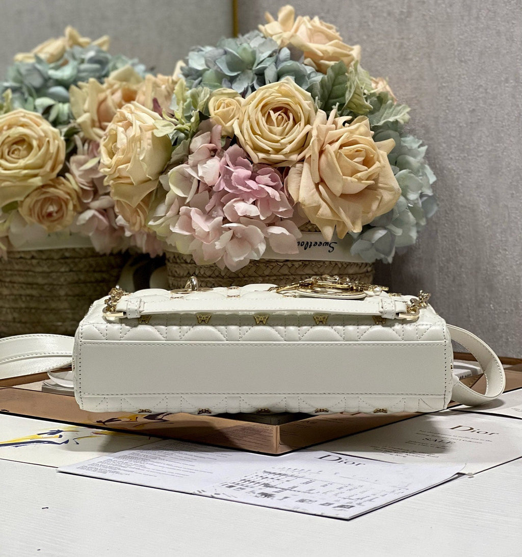 ミディアム レディ D-JOY 26 バタフライ スタッド ホワイト ラムスキン