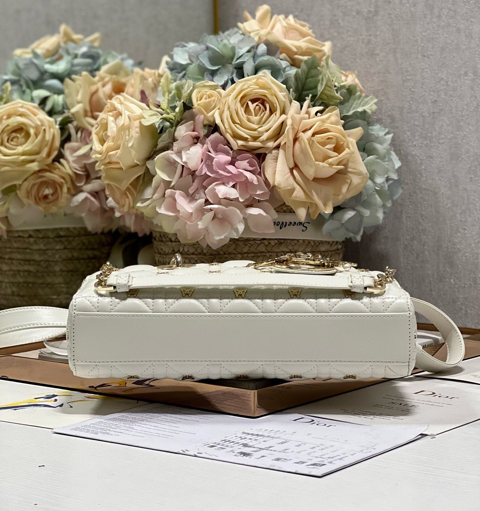 ミディアム レディ D-JOY 26 バタフライ スタッド ホワイト ラムスキン