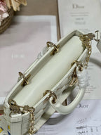 ミディアム レディ D-JOY 26 バタフライ スタッド ホワイト ラムスキン