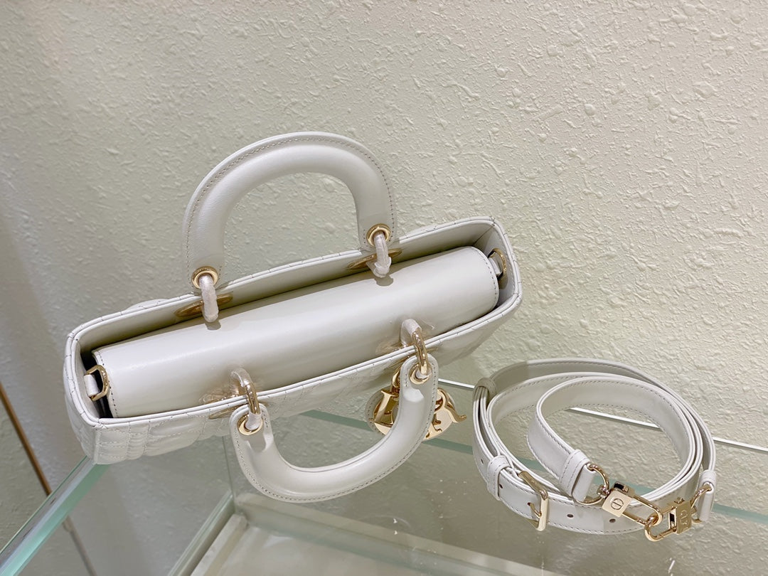 ミディアム レディ D-JOY 26 ホワイト ラムスキン