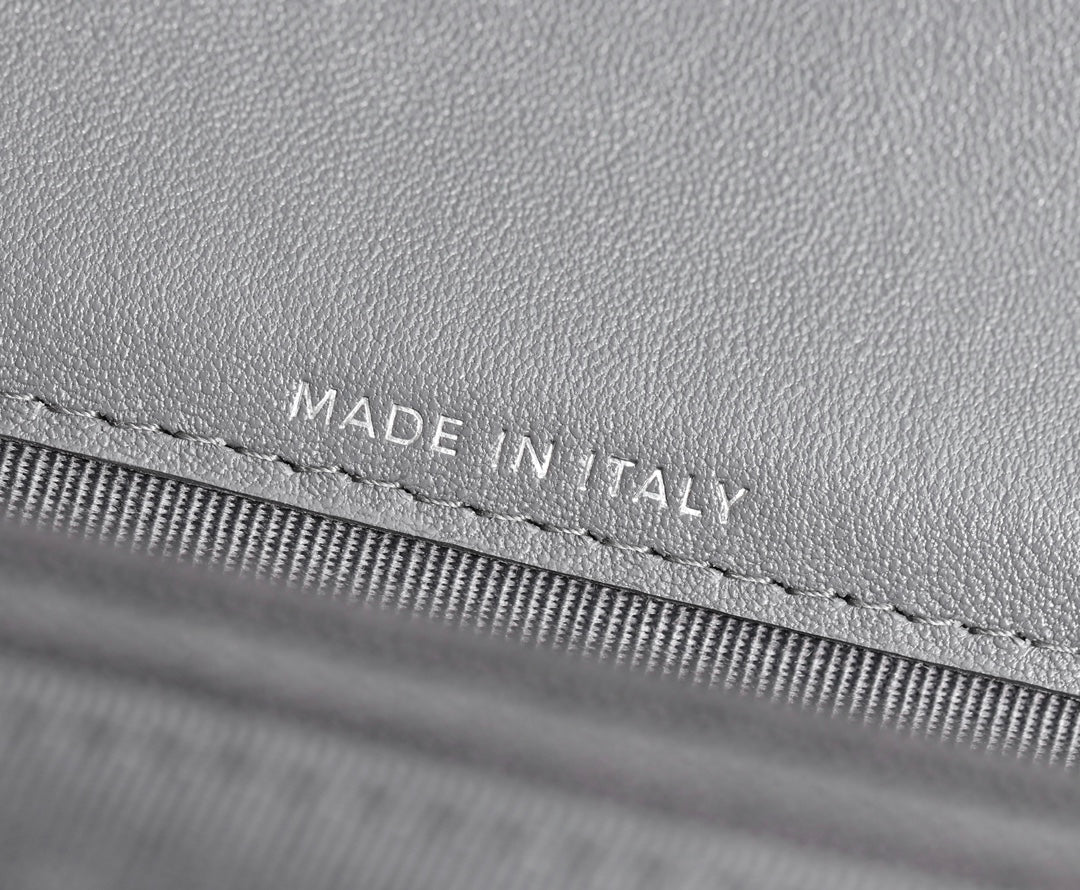 CC WOC 18.5 グレー ラムスキン シルバーハードウェア