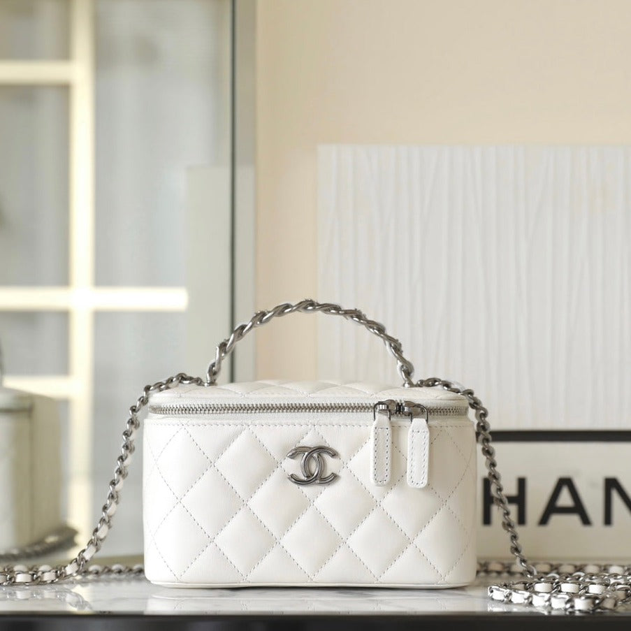 CC バニティケース 17 ホワイト ラムスキン シルバー金具