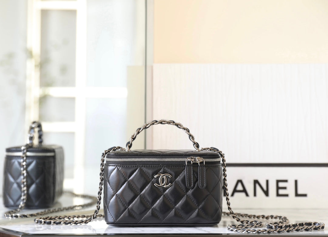 CC バニティケース 17 ブラック ラムスキン シルバーハードウェア