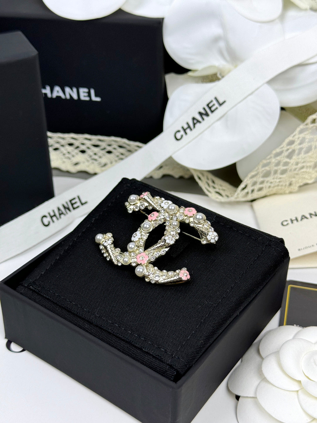 [⭐JeweliWhal]26C ピンクホワイト エナメル アイスクリームコーン ダブルC ブローチ