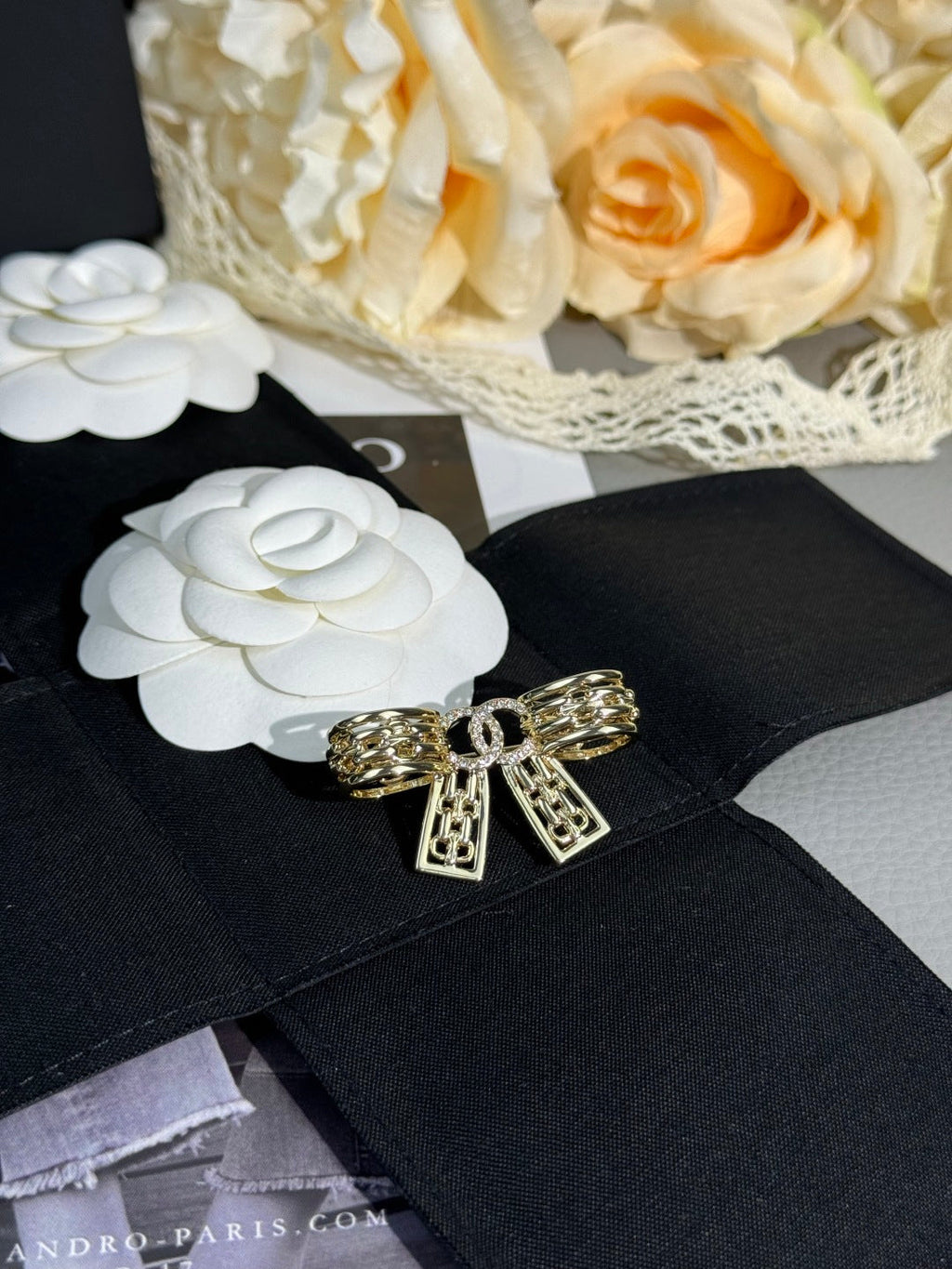 [⭐JeweliWhal]25K Hollow Bow Brooch