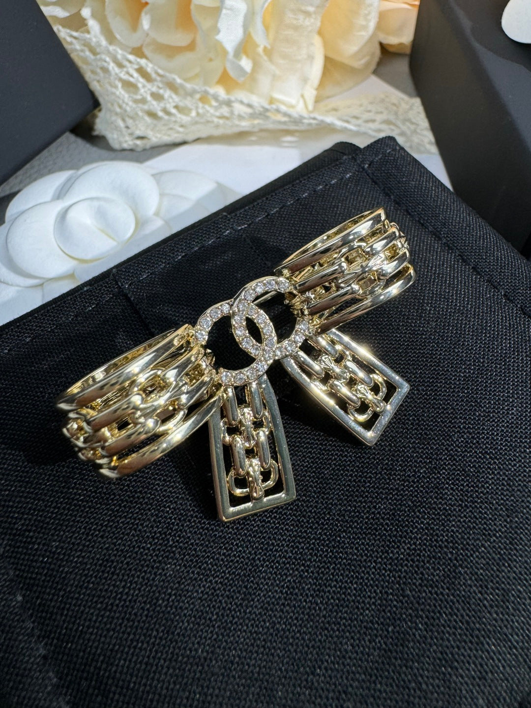 [⭐JeweliWhal]25K Hollow Bow Brooch