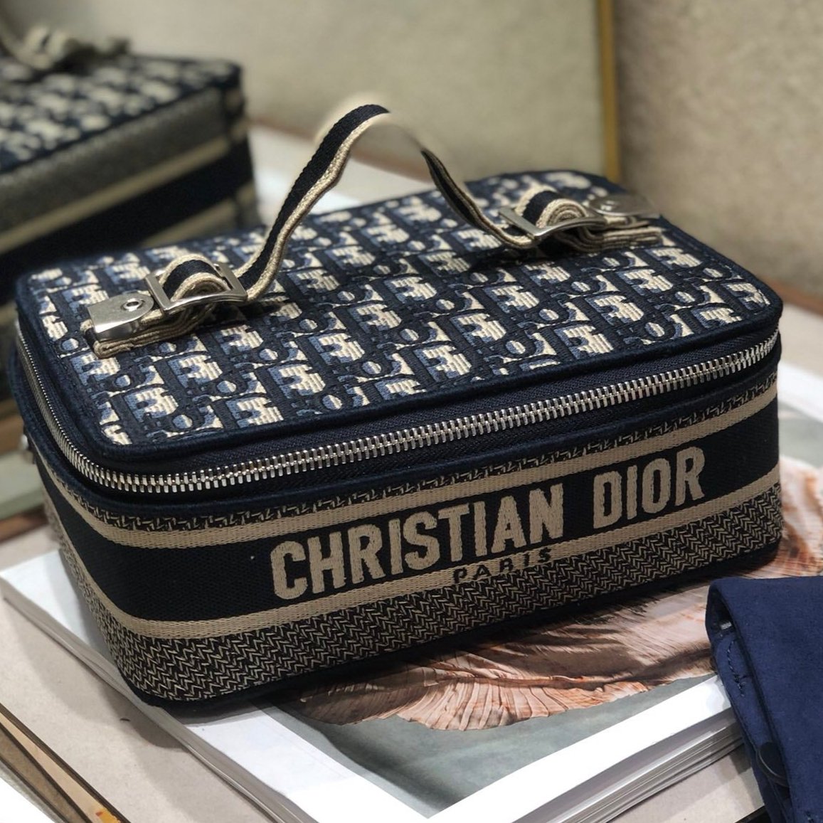 ブラックモノグラムオブリークジャカードのスモール24インチ化粧箱