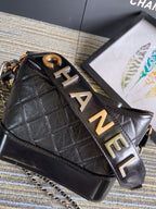 CC ミディアム 20 ホーボーバッグ（ブラックカーフスキン、ストラップ付き）