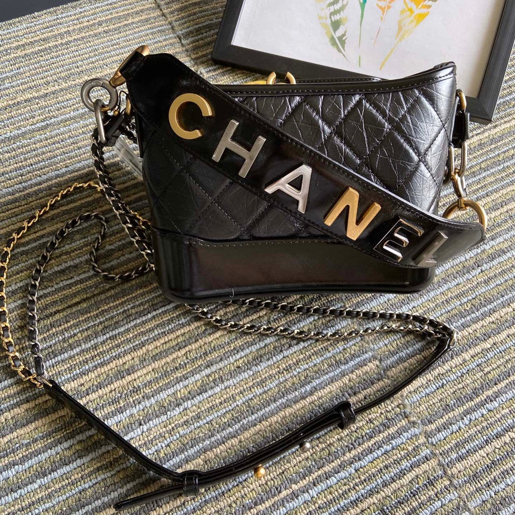 CC ミディアム 20 ホーボーバッグ（ブラックカーフスキン、ストラップ付き）