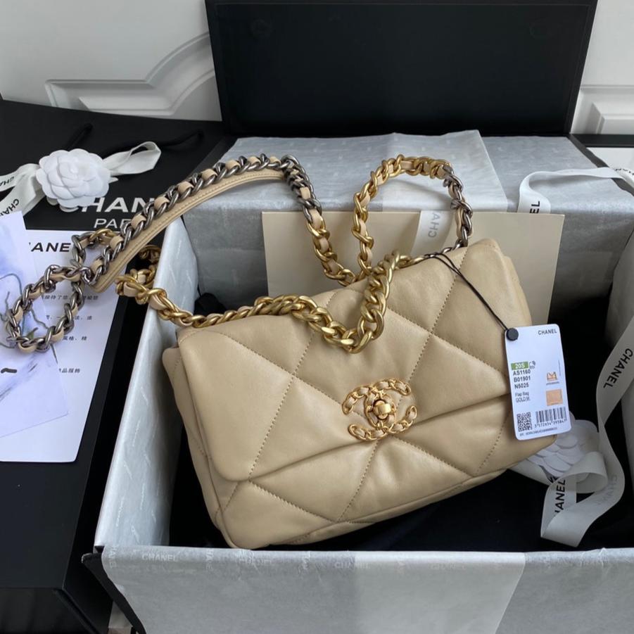 CC ミディアム 26 フラップバッグ（ベージュクリームラムスキン）