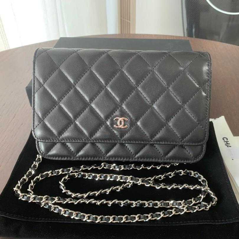 CC MINI 19 クラシックウォレット（ストラップ付き、ブラックラムスキン、シルバー金具）