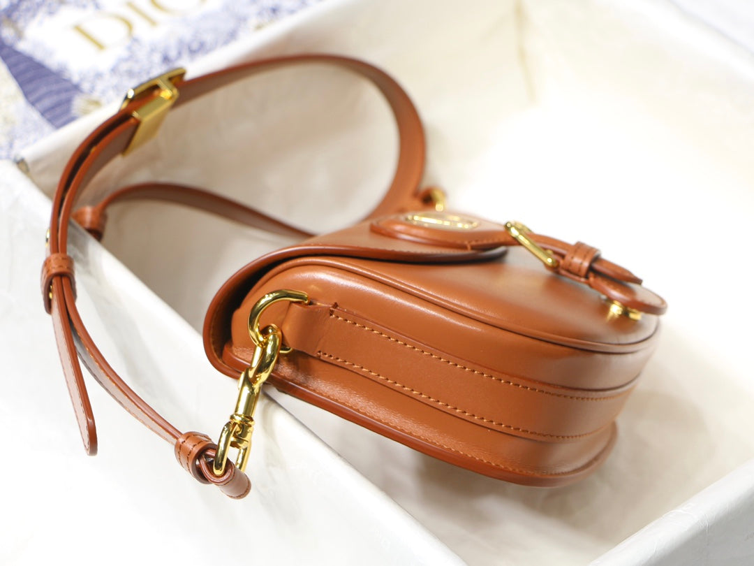 シナモンブラウンのグロッシーカーフスキン製スモールボビー18バッグ