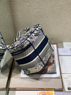 ブラックモノグラムオブリークジャカードのスモール25インチバニティケース