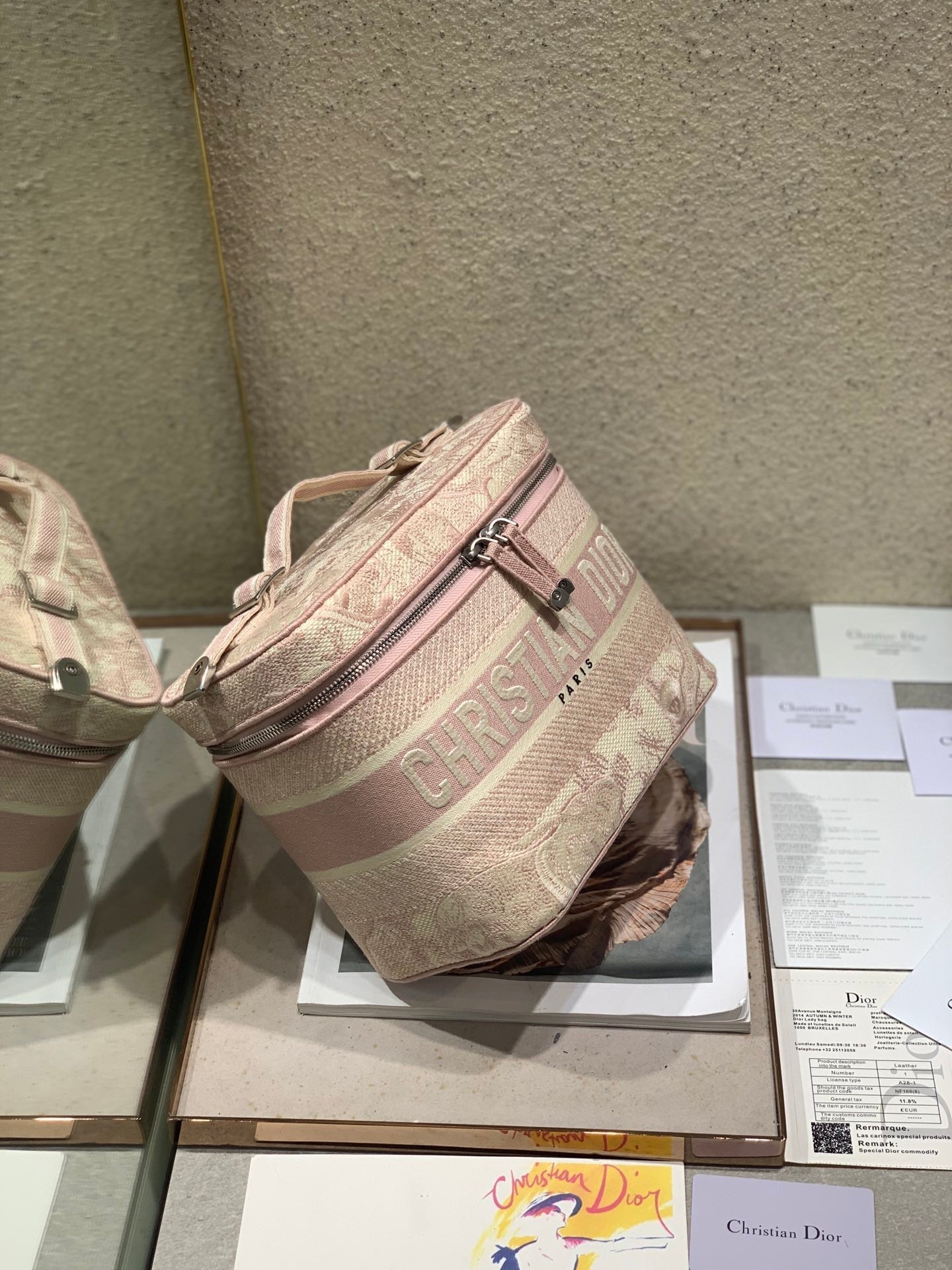 ピーチピンクのモノグラムオブリークジャカードを使用したクロスボディミニ18バニティケース