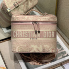 ピーチピンクのモノグラムオブリークジャカードを使用したクロスボディミニ18バニティケース