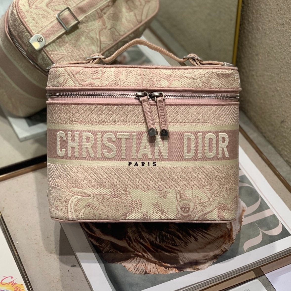 ピーチピンクのモノグラムオブリークジャカードを使用したクロスボディミニ18バニティケース