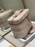 ピーチピンクのモノグラムオブリークジャカードを使用したクロスボディミニ18バニティケース