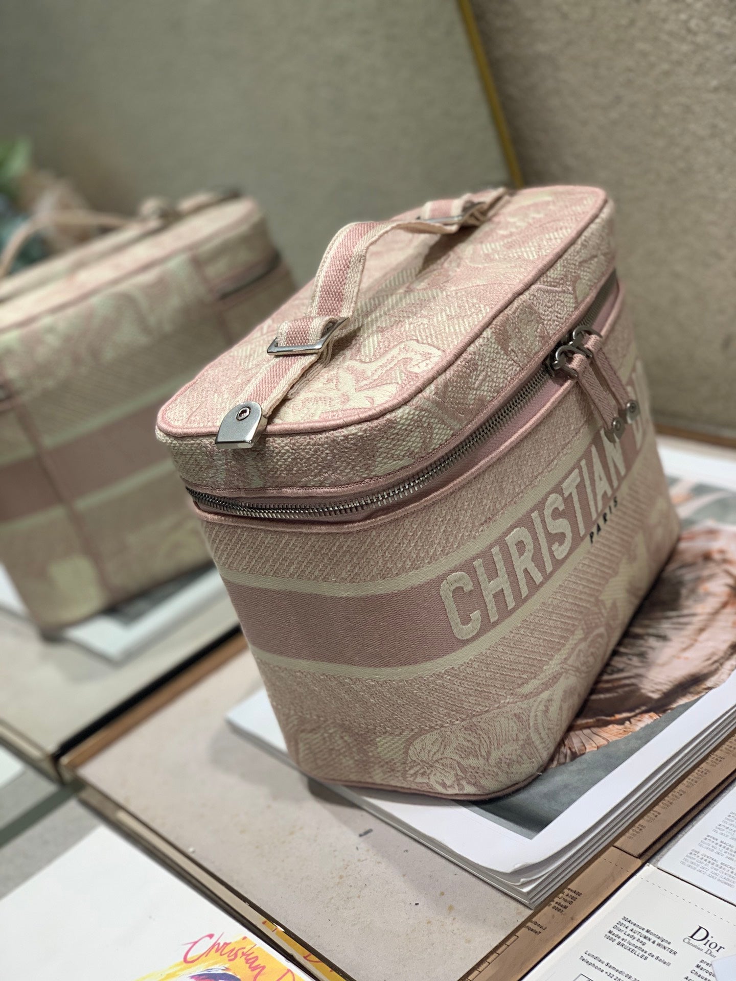 ピーチピンクのモノグラムオブリークジャカードを使用したクロスボディミニ18バニティケース