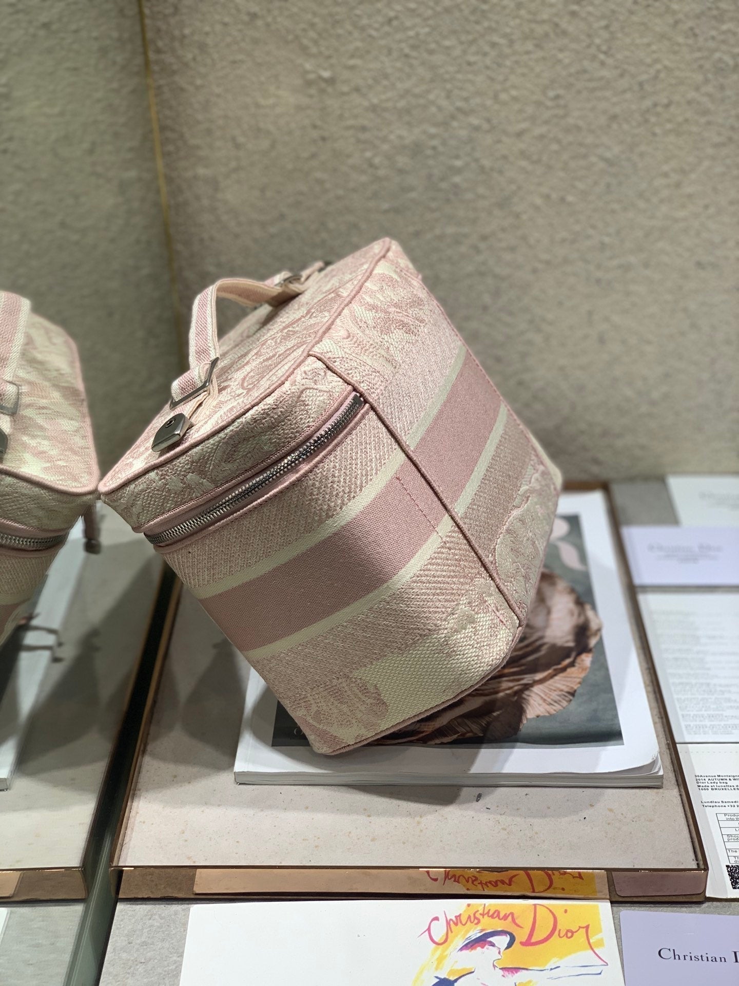 ピーチピンクのモノグラムオブリークジャカードを使用したクロスボディミニ18バニティケース